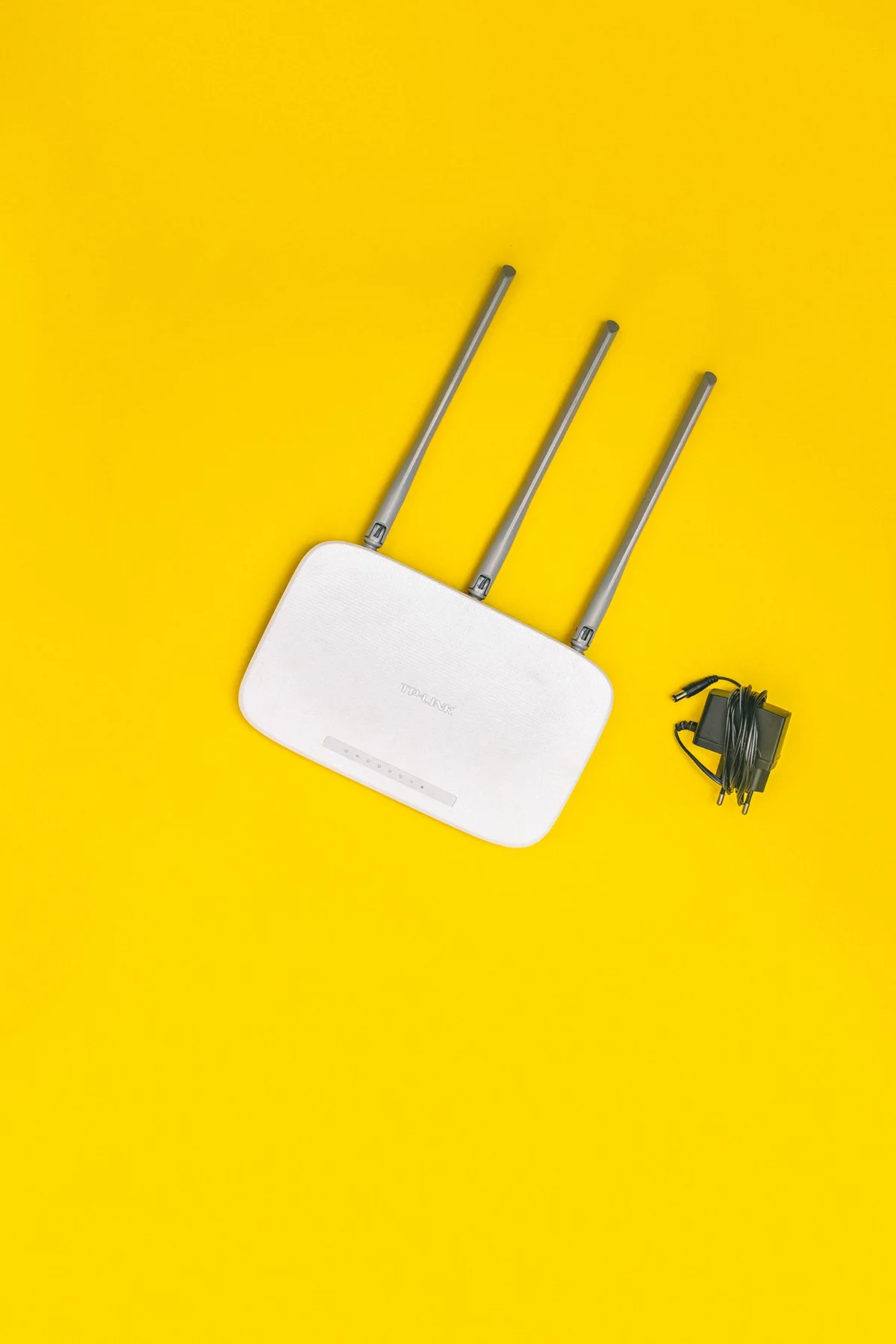 Wi-Fi router with antennas and cables